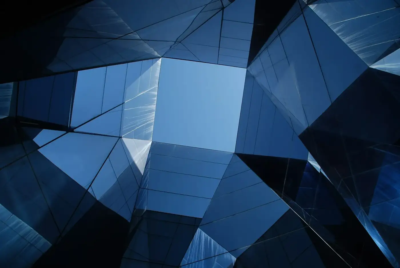 Geometría abstracta de una fachada de vidrio