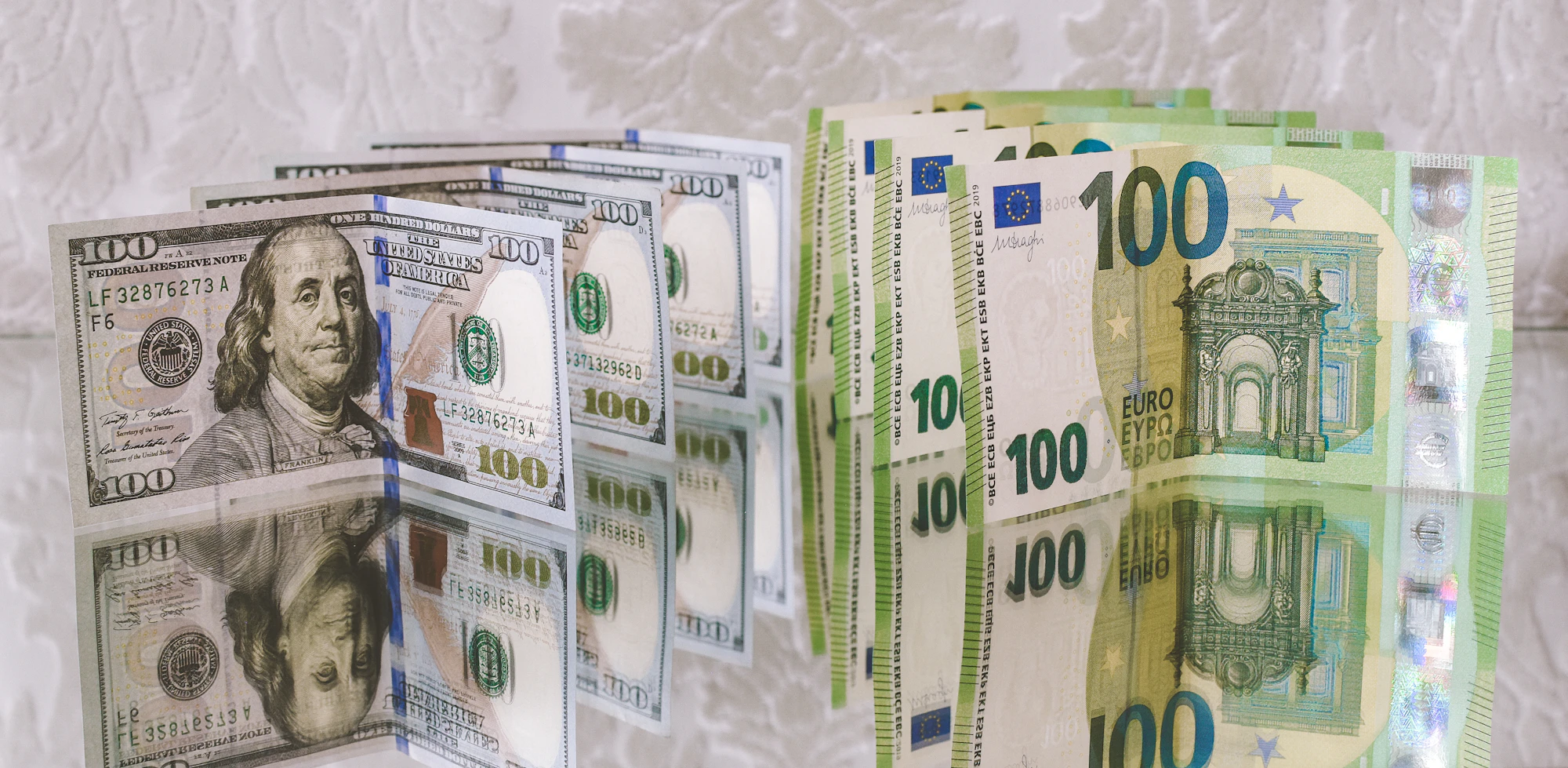 Billetes de dólares estadounidenses y euros