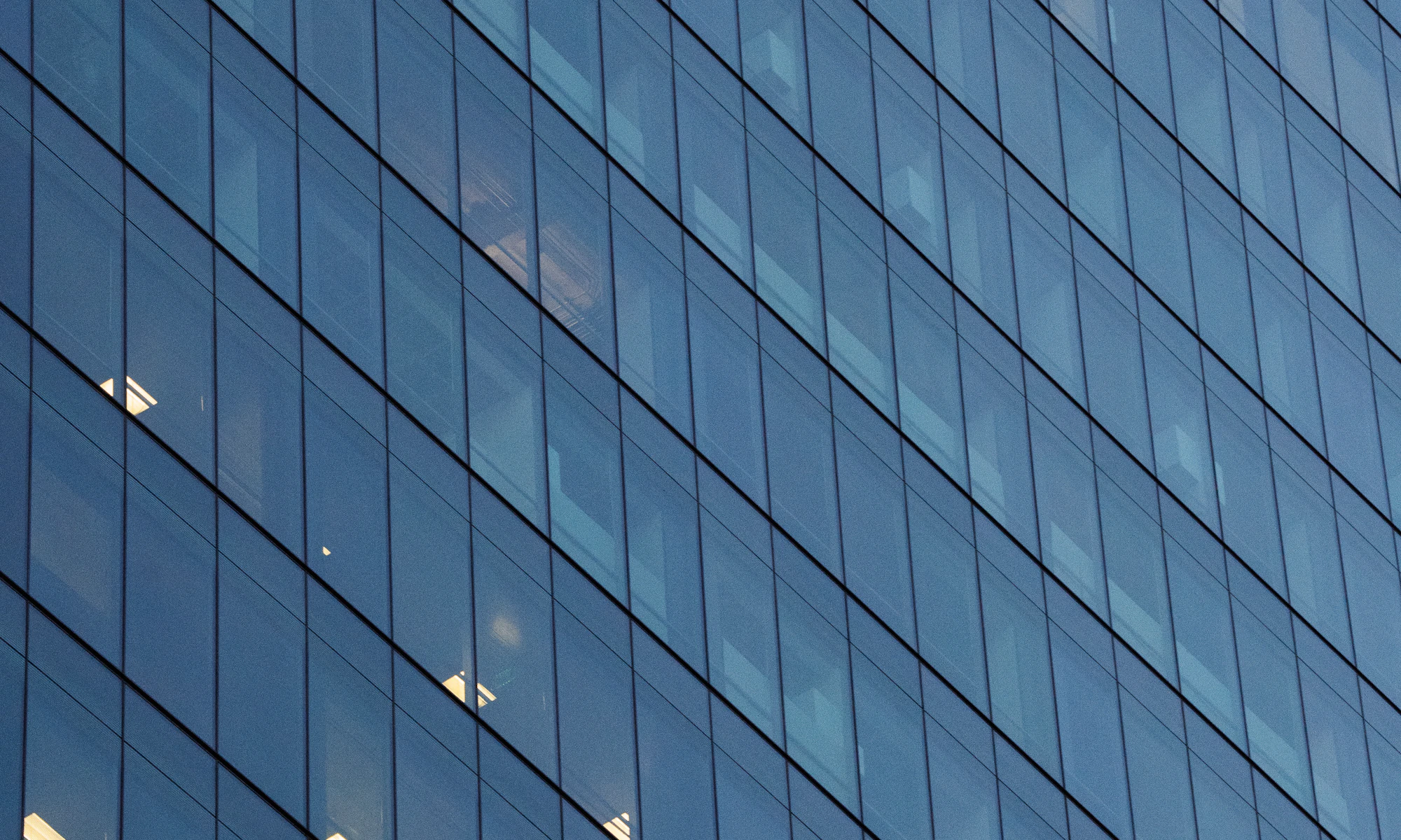 Fachada de vidrio de un edificio corporativo