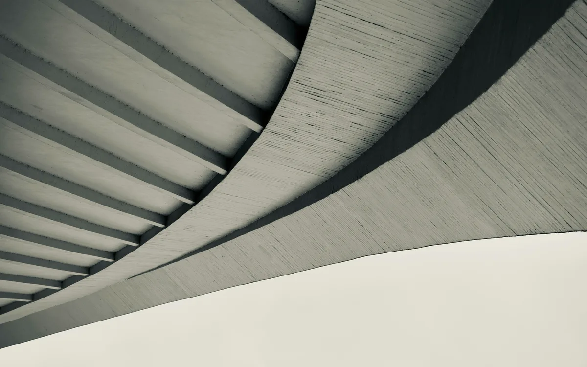 Composición abstracta de líneas y curvas de una estructura de hormigón.