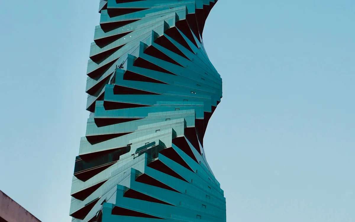 Detalle arquitectónico de la torre F&F en Panamá.