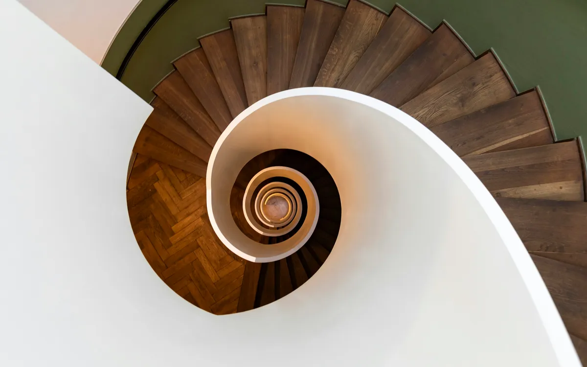 Geometría de una escalera en espiral.