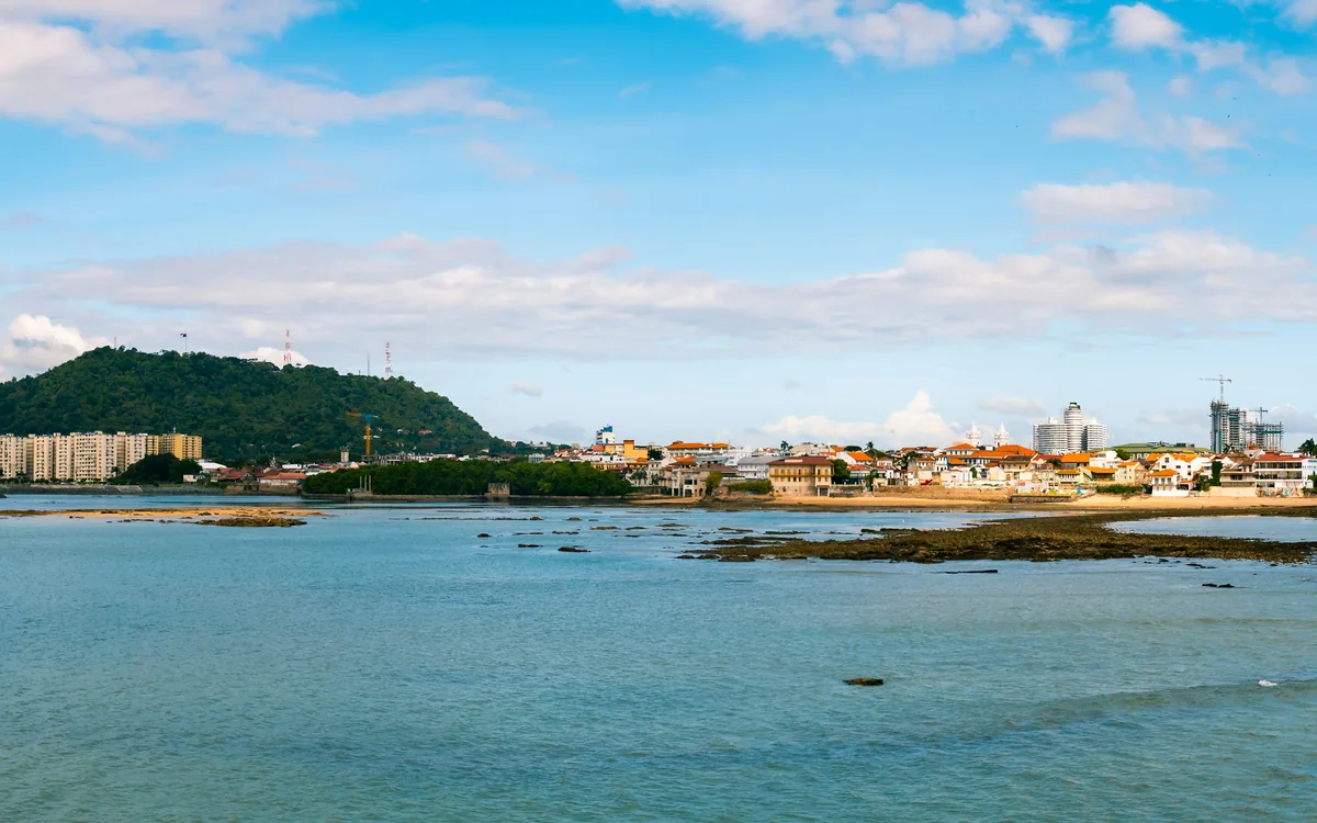 Vista panorámica del Casco Viejo junto a la bahía de Panamá.