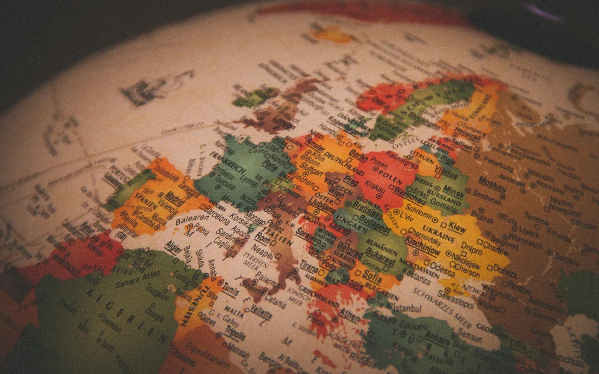 Detalle de un atlas con fronteras entre países europeos.