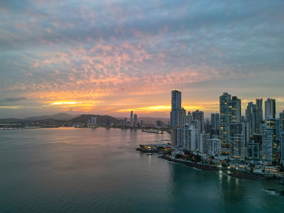 Bahía y edificios de la ciudad de Panamá al atardecer.