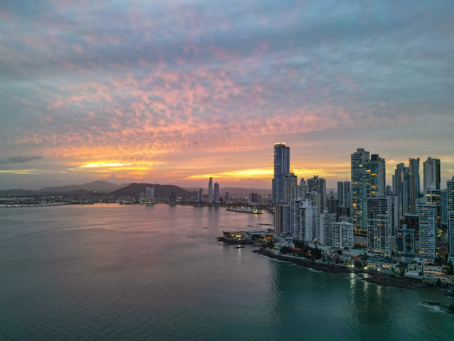 Bahía y edificios de la ciudad de Panamá al atardecer.